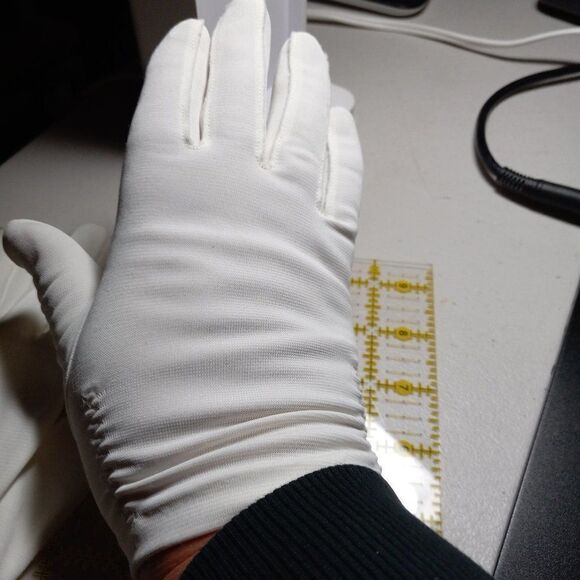 White glove Sm/Med size - Picture 4 of 5